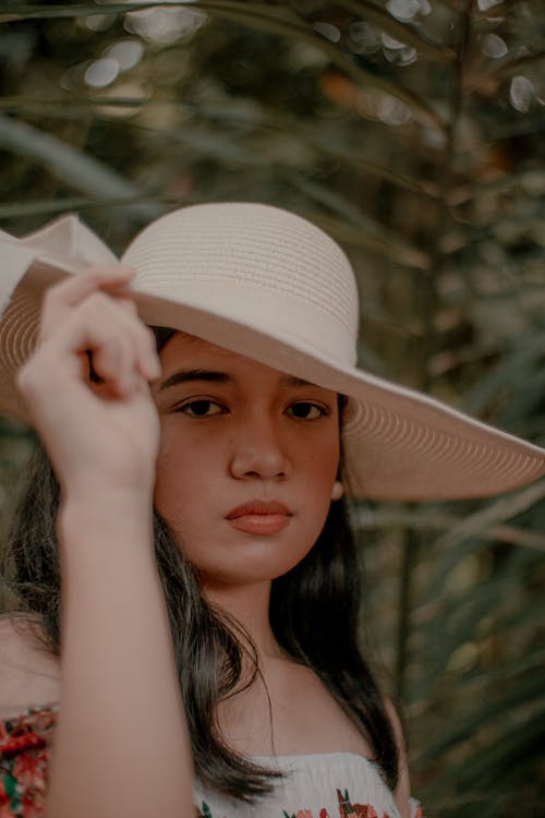 有关人, 咖啡色頭髮的女人, 嚴肅的免费素材图片