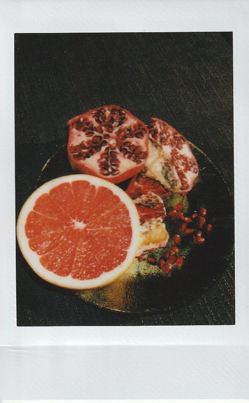 切成薄片的葡萄柚和石榴 · 免费素材图片