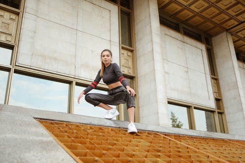 有关中空裝, 听音乐, 咖啡色頭髮的女人的免费素材图片