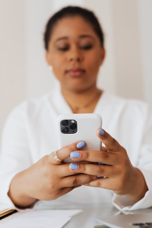 有关iPhone, 垂直拍摄, 女人的免费素材图片