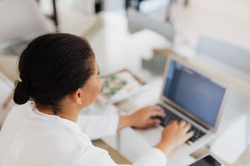 有关可攜式, 女人, 女性的免费素材图片