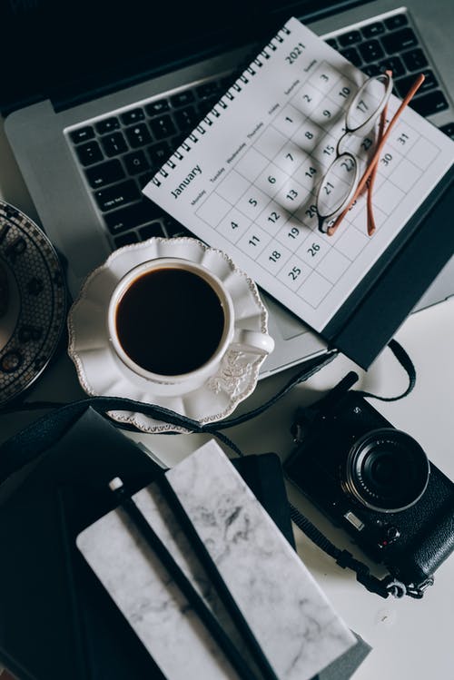 在白纸上的黑色和白色陶瓷杯 · 免费素材图片