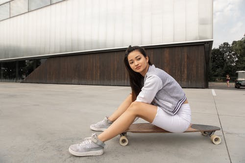 在城市广场上滑板后退潮的轻松亚洲青少年女孩 · 免费素材图片