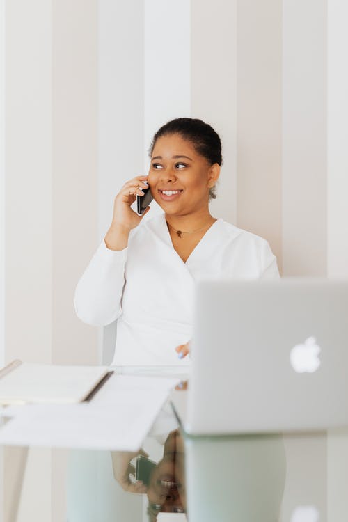 有关坐, 垂直拍摄, 女人的免费素材图片