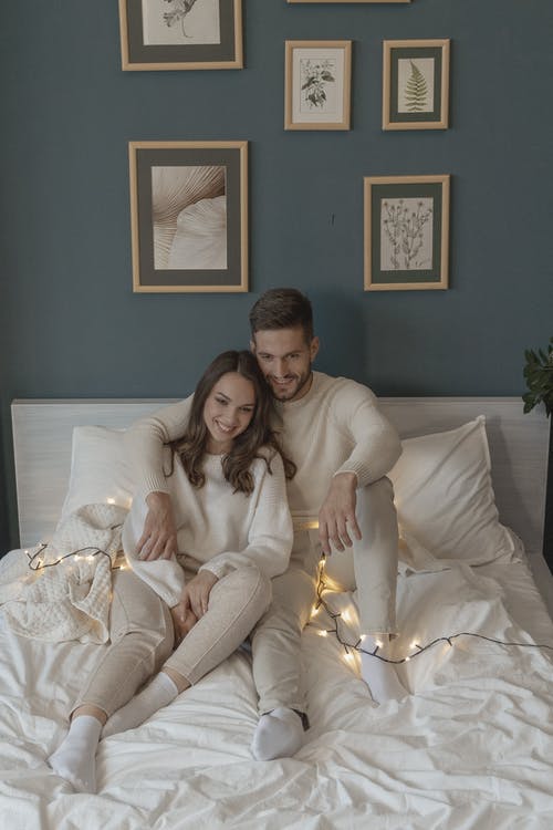 有关一对, 一起, 坐的免费素材图片