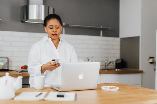 有关MacBook, 女人, 女性的免费素材图片