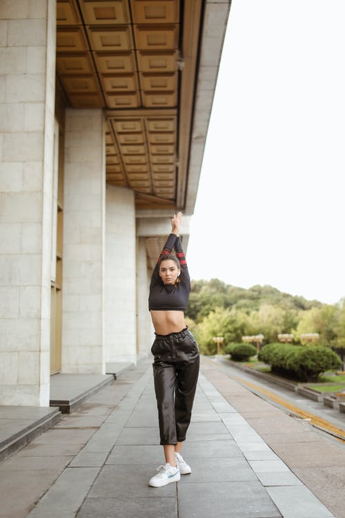 有关中空裝, 伸展, 听音乐的免费素材图片