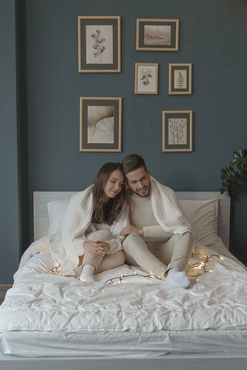 有关一对, 一起, 坐的免费素材图片