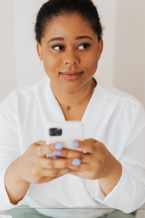 有关iPhone, 垂直拍摄, 女人的免费素材图片