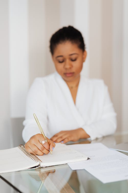 有关坐, 垂直拍摄, 女人的免费素材图片