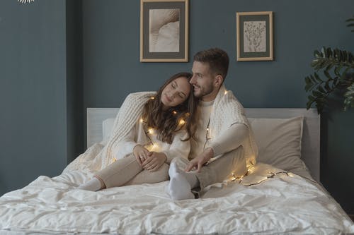 有关一对, 一起, 坐的免费素材图片