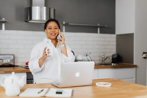 有关MacBook, 女人, 女性的免费素材图片