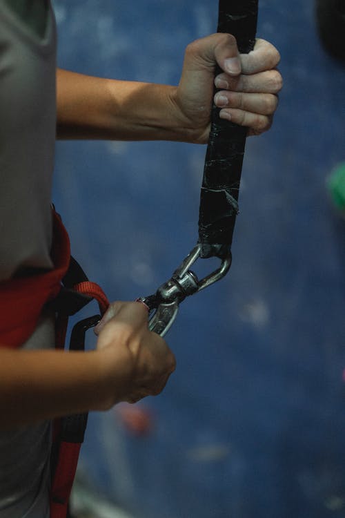 训练前将攀岩者系好安全带 · 免费素材图片