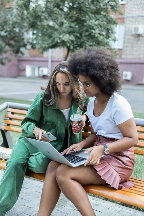 有关3C用品, 一次性杯子, 咖啡色头发的女人的免费素材图片