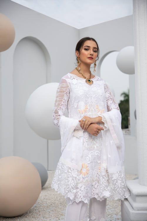 有关传统服装, 优雅, 咖啡色头发的女人的免费素材图片