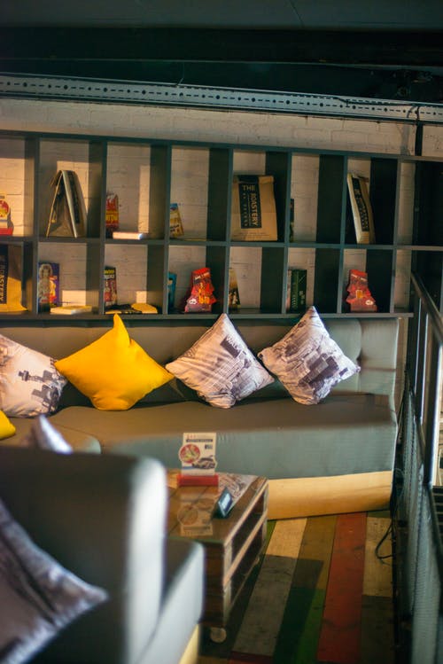 有关Throw Pillows, 中心表, 垂直拍摄的免费素材图片