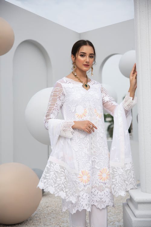 有关传统服装, 优雅, 咖啡色头发的女人的免费素材图片