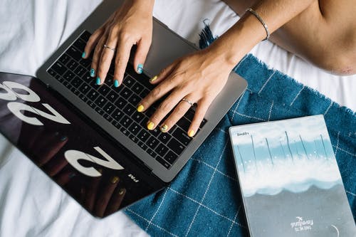 使用黑色和灰色便携式计算机的人 · 免费素材图片