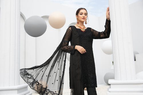 有关传统服装, 优雅, 咖啡色头发的女人的免费素材图片