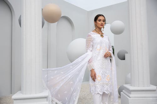 有关传统服装, 优雅, 咖啡色头发的女人的免费素材图片