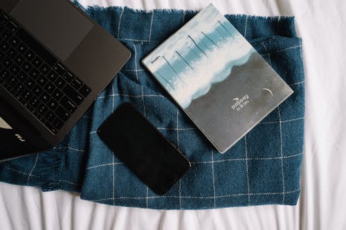 黑色华硕笔记本电脑上蓝色和白色纺织 · 免费素材图片