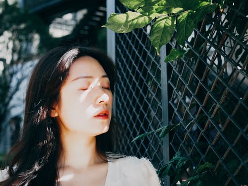 有关围栏, 女人, 漂亮的免费素材图片