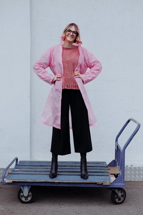粉色西装外套和黑色的裙子，站在黑色地板上的女人 · 免费素材图片