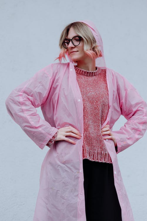 粉色西装外套和黑色裤子的女人 · 免费素材图片