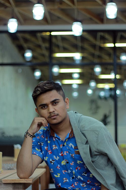 有关人, 垂直拍摄, 室内的免费素材图片