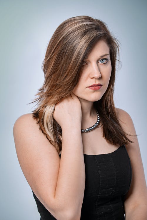 有关垂直拍摄, 女人, 工作室的免费素材图片