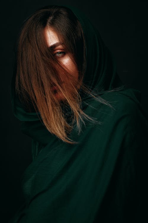 绿色长袖衬衫的女人 · 免费素材图片