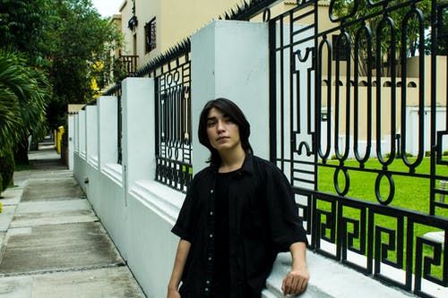 有关人, 人行道, 围栏的免费素材图片