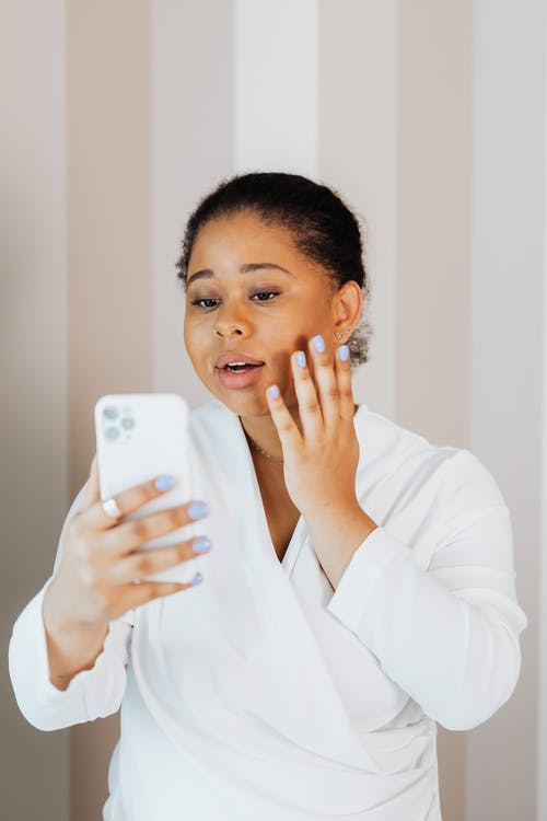 有关iPhone, 垂直拍摄, 女人的免费素材图片