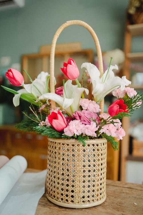 篮子里的鲜花花束 · 免费素材图片