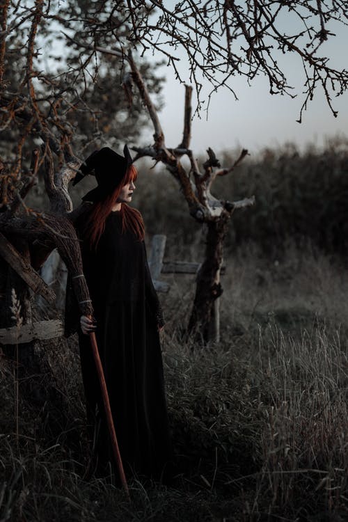 女巫站在外面 · 免费素材图片