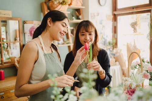 在花店工作的快乐多种族妇女 · 免费素材图片