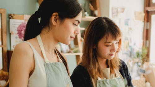 在花店工作的集中多种族妇女 · 免费素材图片