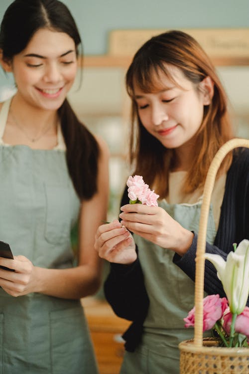 在商店里种花的多种族妇女 · 免费素材图片