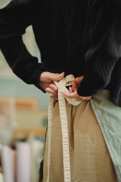 作物不露面的女人绑围裙花边 · 免费素材图片