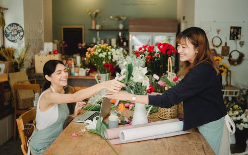 花店与笔记本电脑中的多民族同事 · 免费素材图片