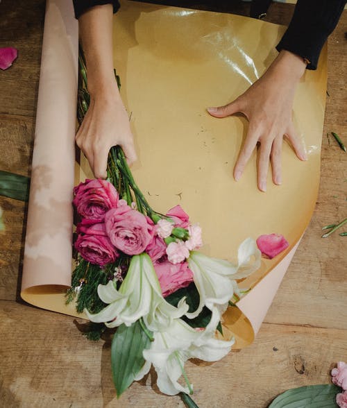 作物女人拿报纸与花 · 免费素材图片