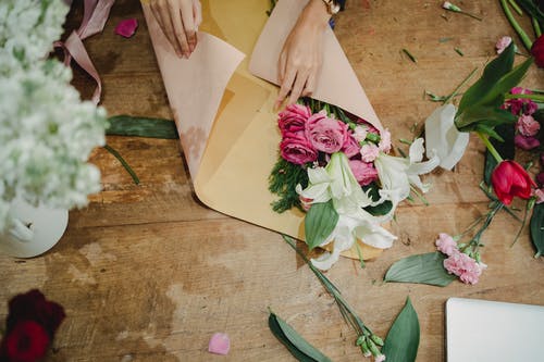 作物女人在桌子上创建花束 · 免费素材图片