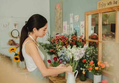 准备在花店里的花香的女人 · 免费素材图片