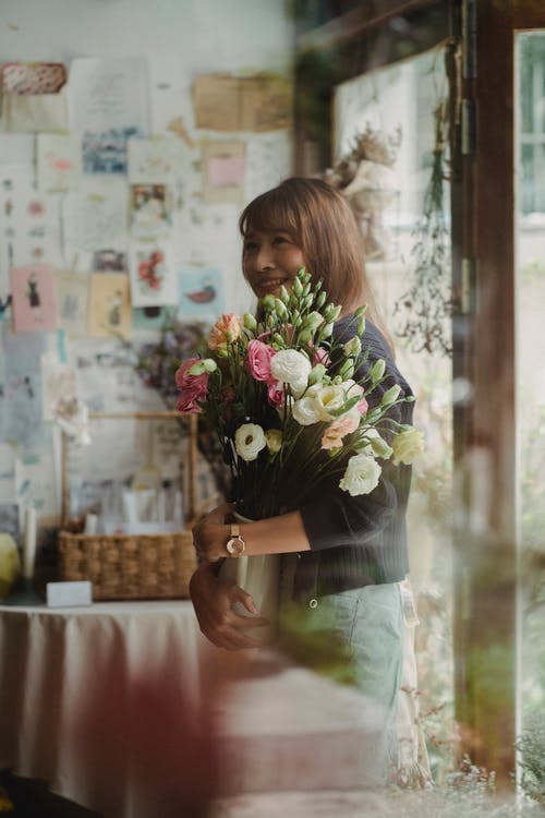 站立与花束的快乐的种族妇女 · 免费素材图片