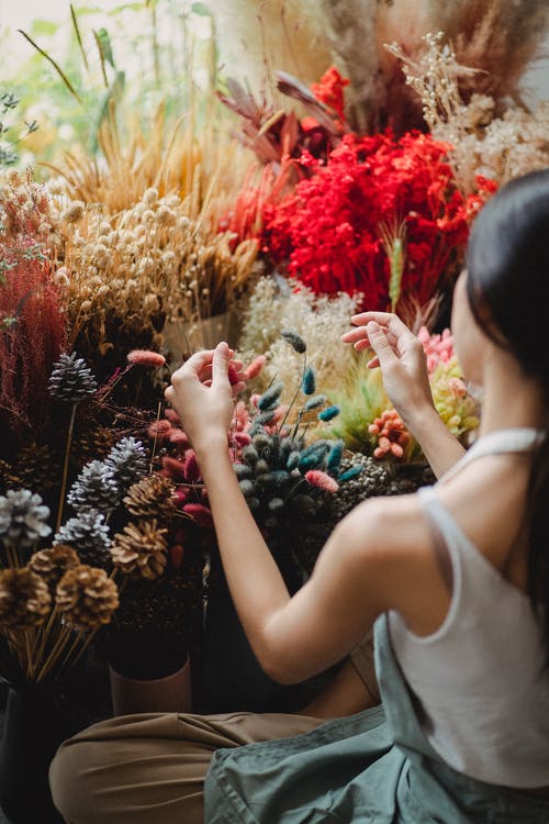 选择花束的庄稼妇女花 · 免费素材图片