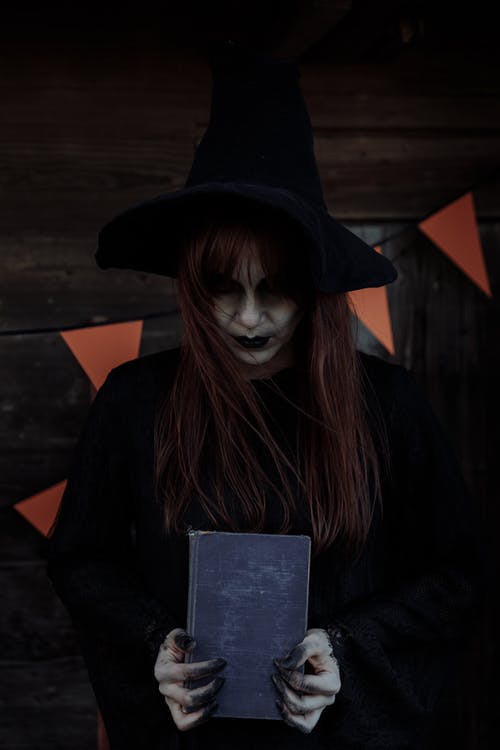 女巫持有人她的魔法书 · 免费素材图片