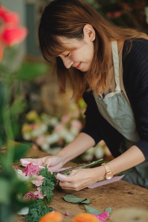 积极的民族花店在花店里制作花束 · 免费素材图片