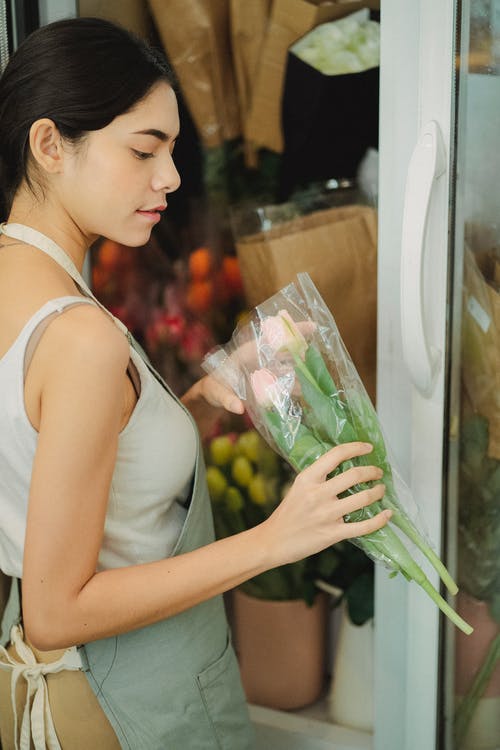 郁金香在花店里的女人 · 免费素材图片