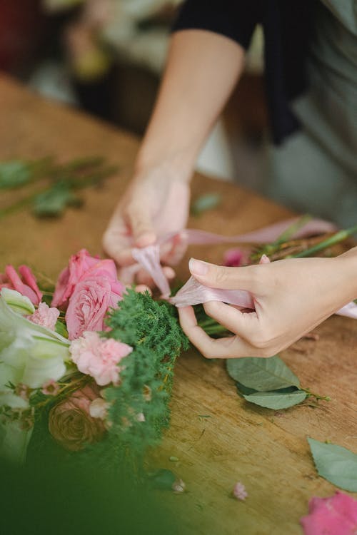作物使束鲜花的女人 · 免费素材图片