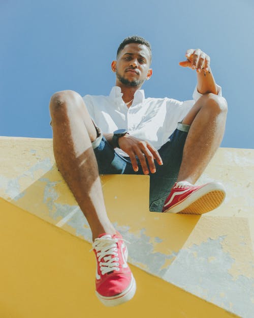 有关人, 低角度拍摄, 坐的免费素材图片